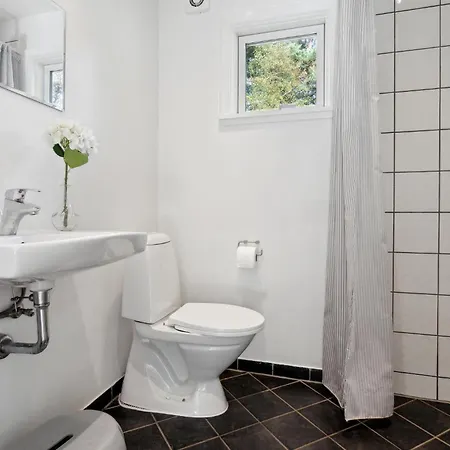 3 Bedroom Awesome In Aakirkeby Vakantiehuis